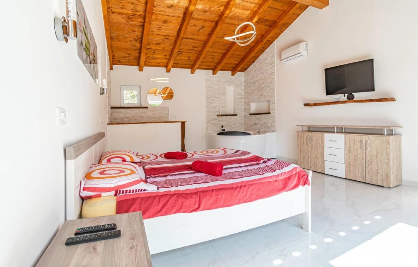 Stunning Home in Izola with Outdoor Swimming Pool, Hot Tub & 5 Bedrooms