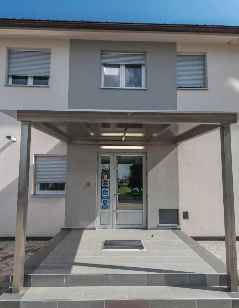 Plavi restoran, Loznica