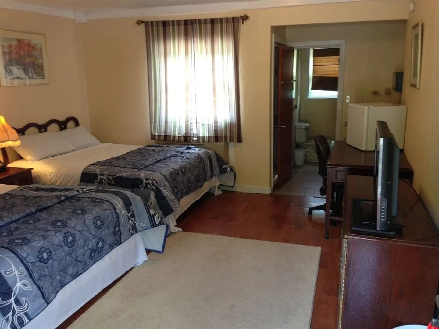 Crest Inn Suites & Cottages