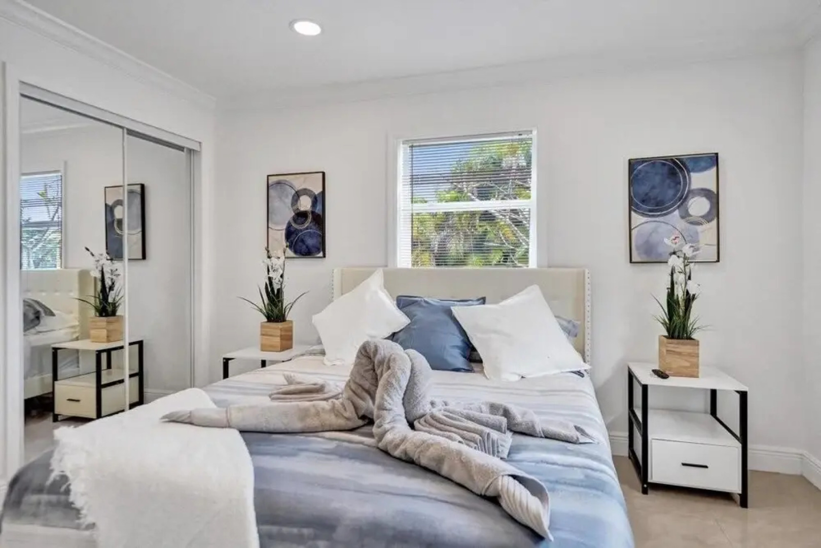 Casa Lago 3 Bedroom Home by Redawning