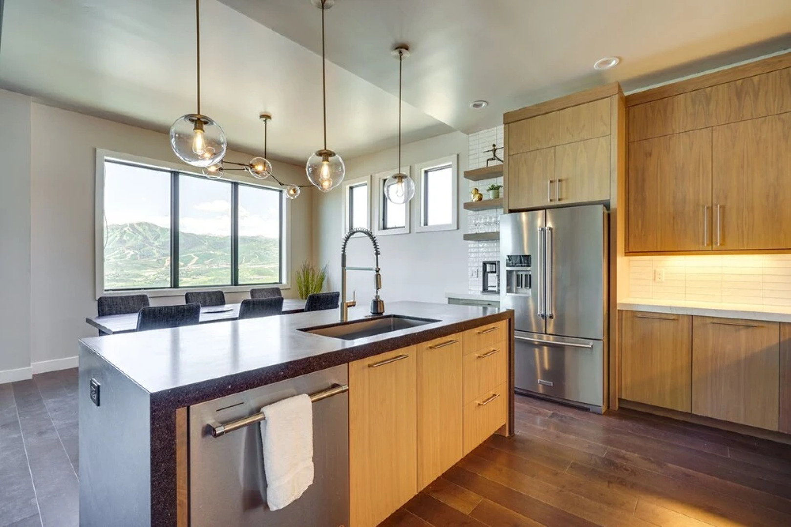 Hideout Haven: Luxe Retreat w/ Lake View & Hot Tub