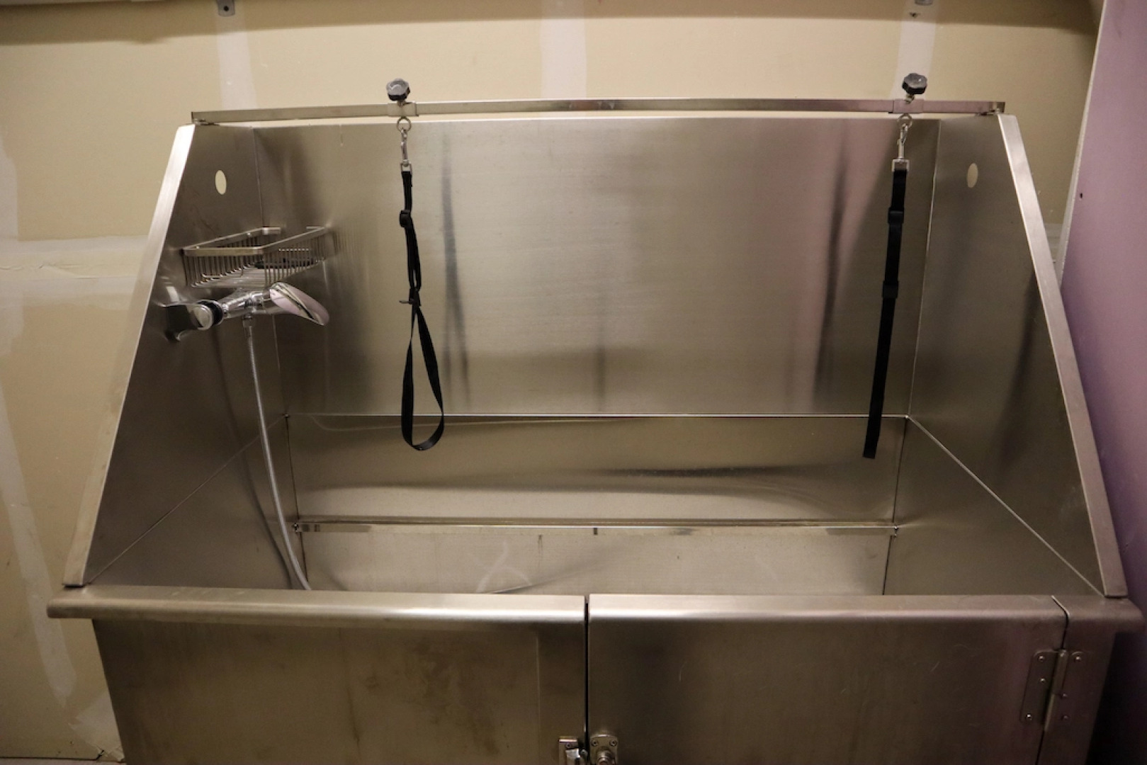 Downtown Location- Parking, Gym, Pool! Modern, Deep Cleaned Apt!