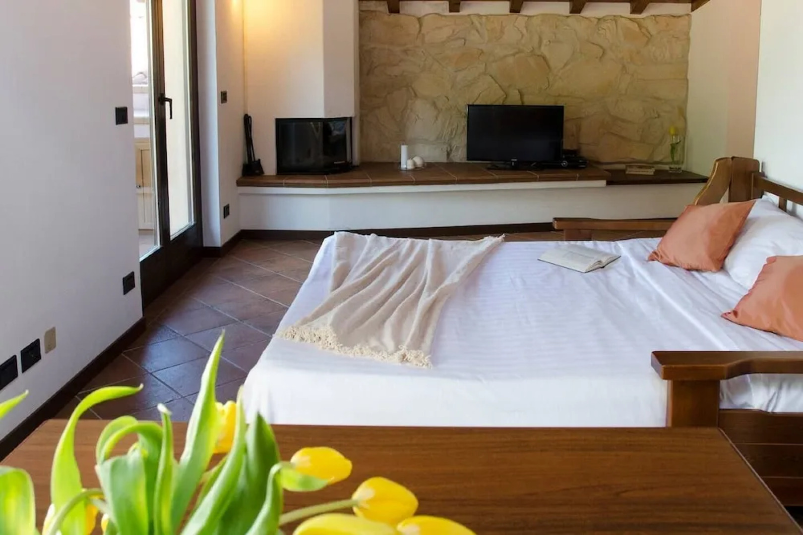 JOIVY Attic on the Lake