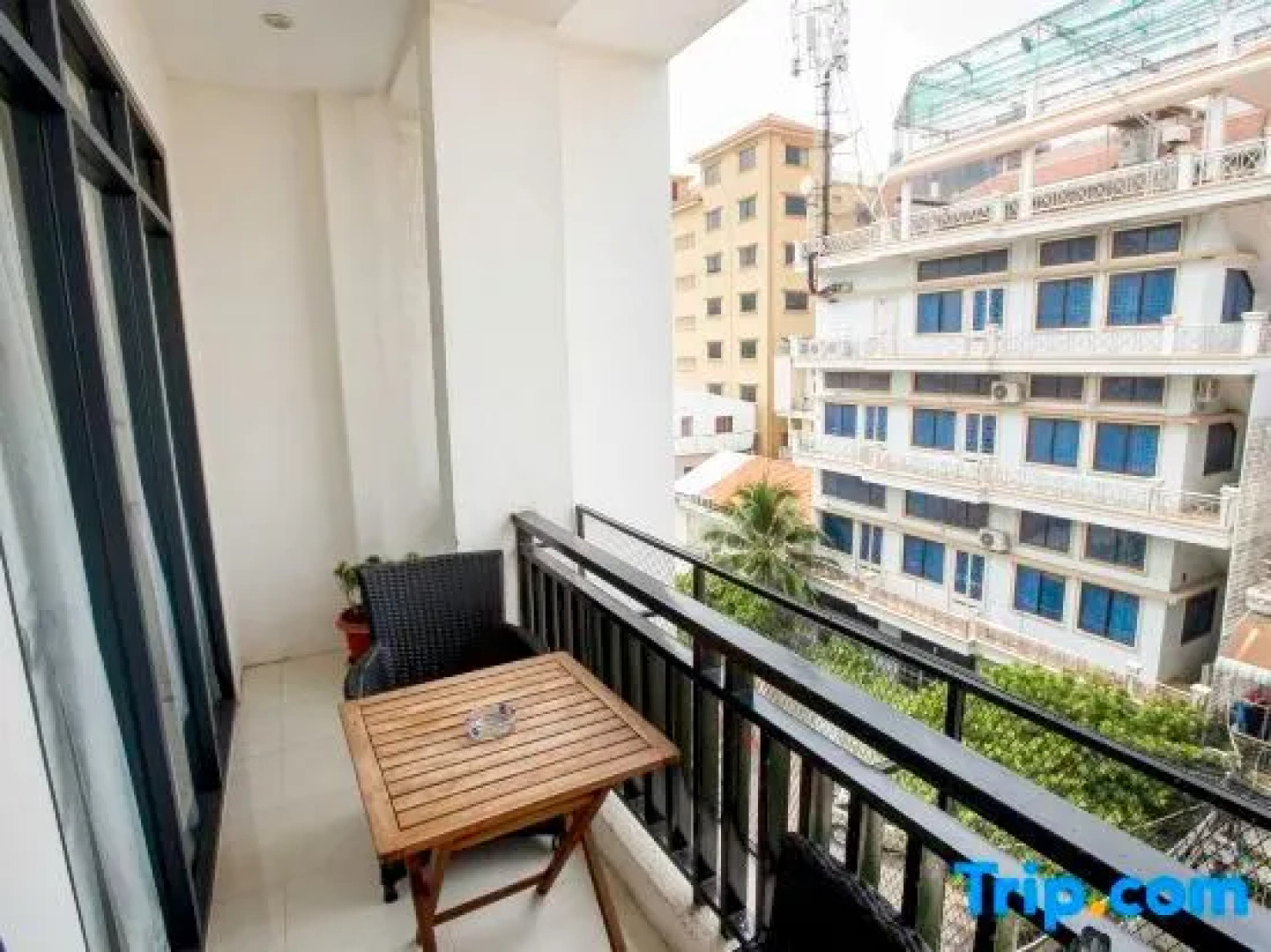 White Residence Hotel & Apartment