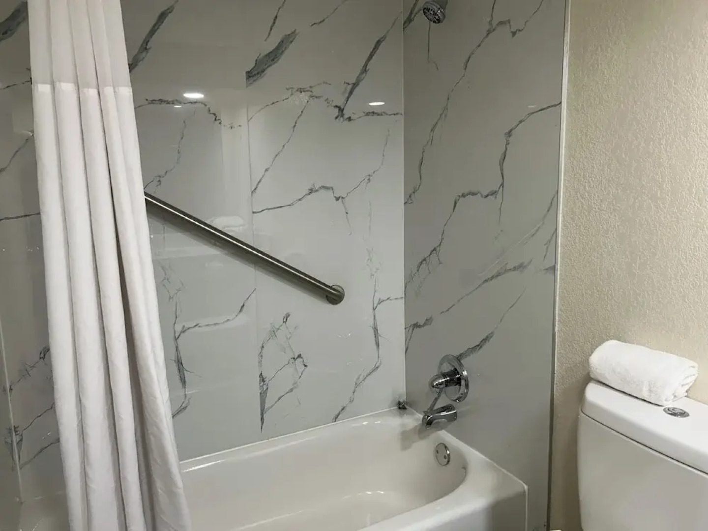 Hilltop Inn & Suites