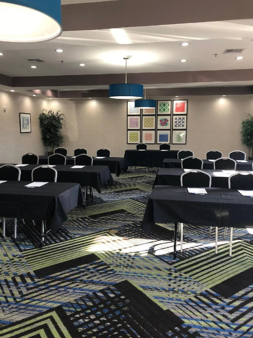 Holiday Inn Express Hotel & Suites Ennis by IHG