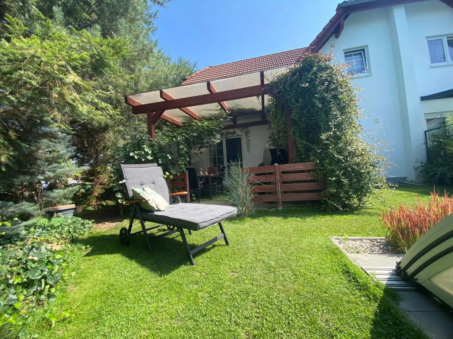 Pool & Lake Holiday Home