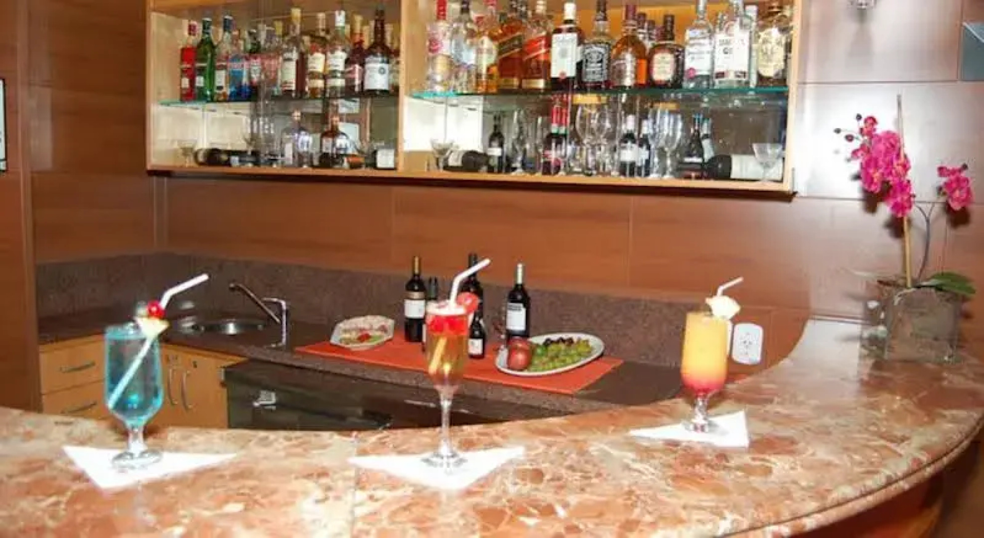 Harbor Regent Suites