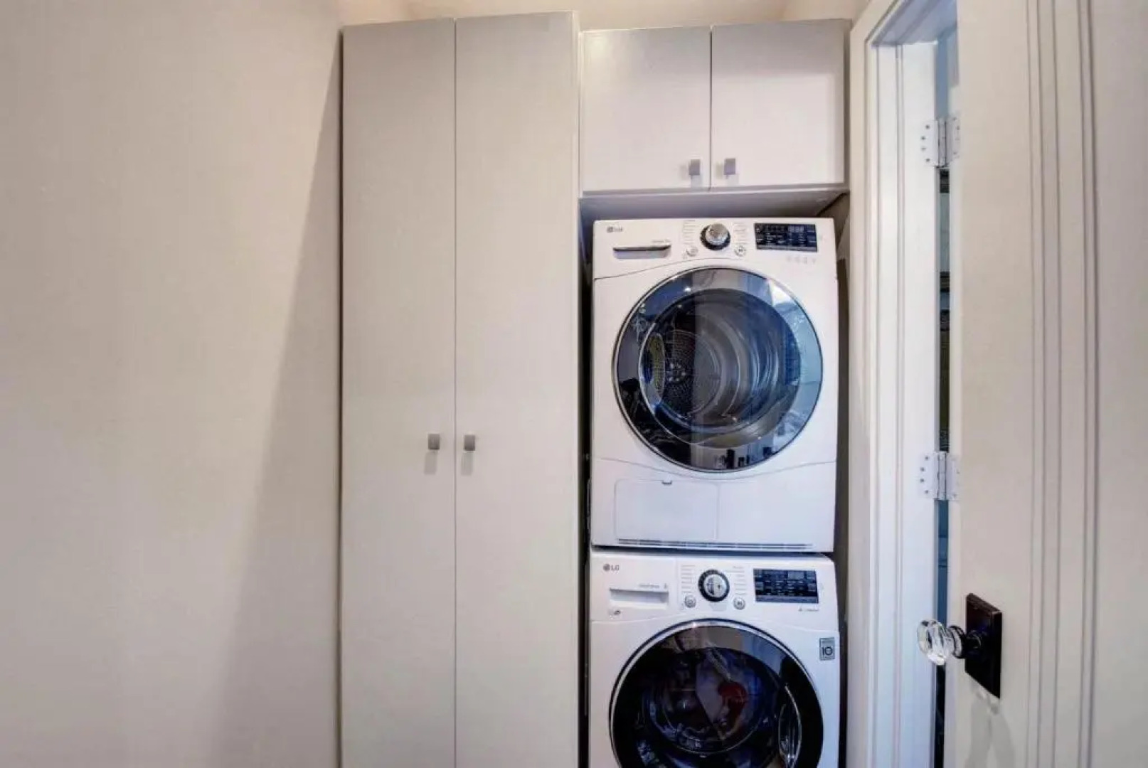 Grey Mist Modern 3bd 2ba on Quiet Street