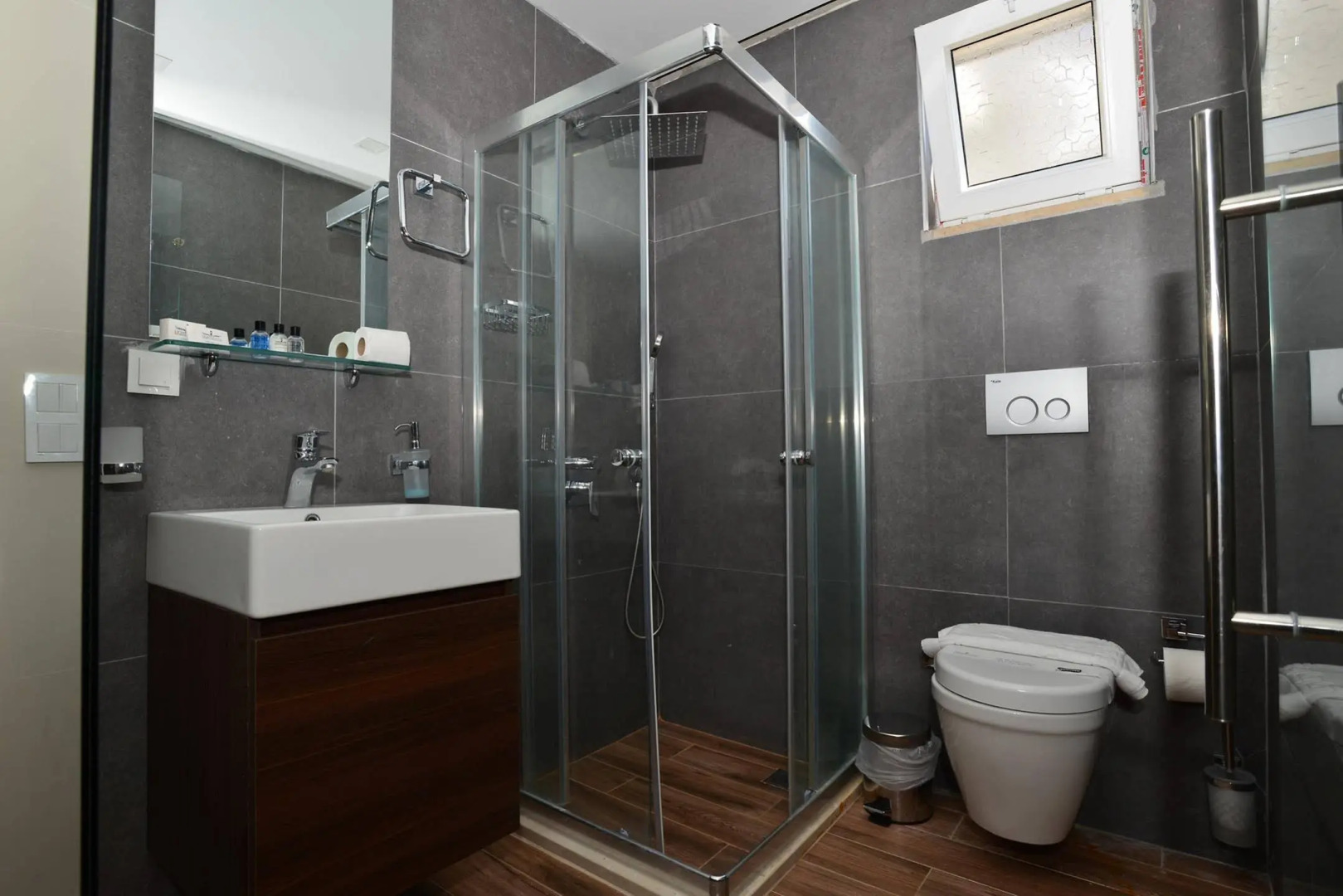 Lighthouse Nadia Aparts