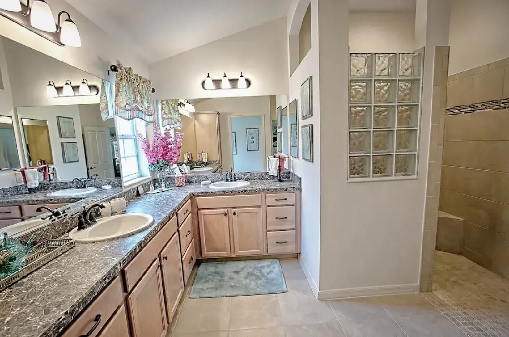 Yuma Place Home 3 Bedroom by The VIR Group