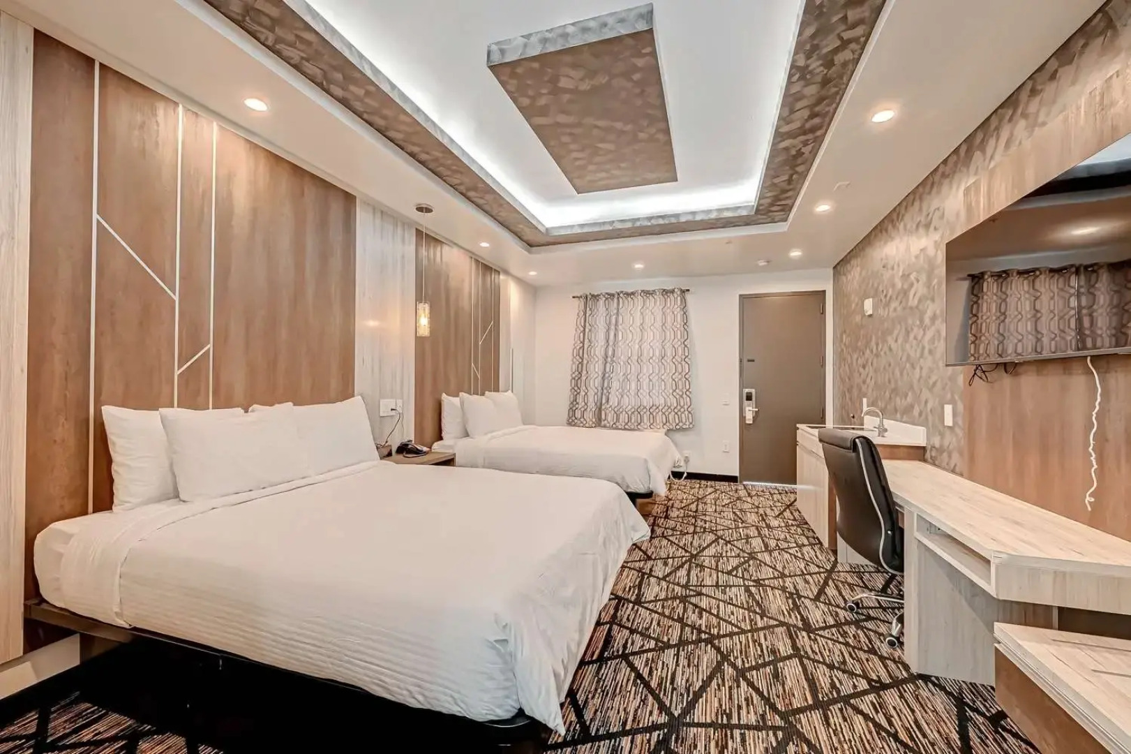 Comfeeni Inn and Suites