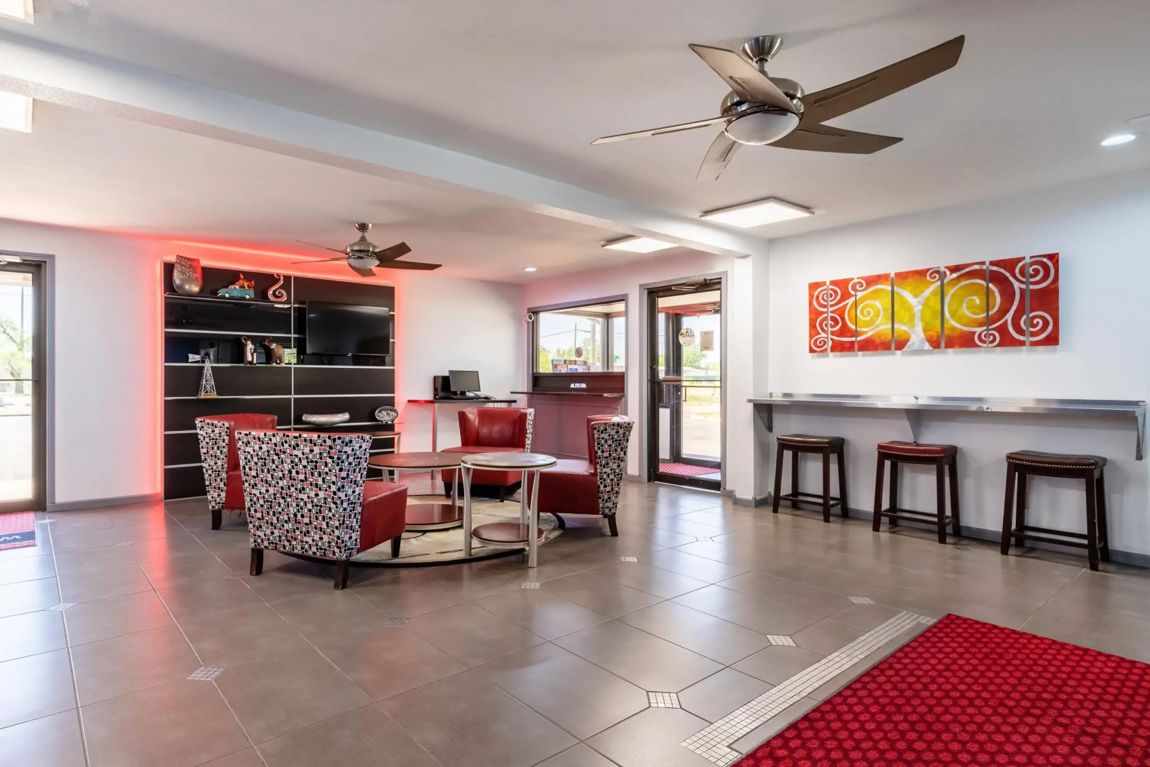 Econo Lodge Inn & Suites