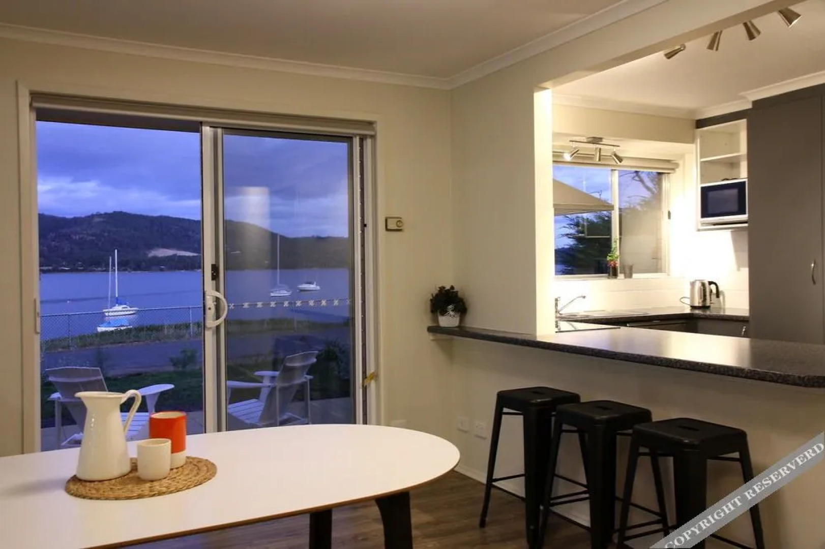 Waterfront Holiday Home - Esplanade 54