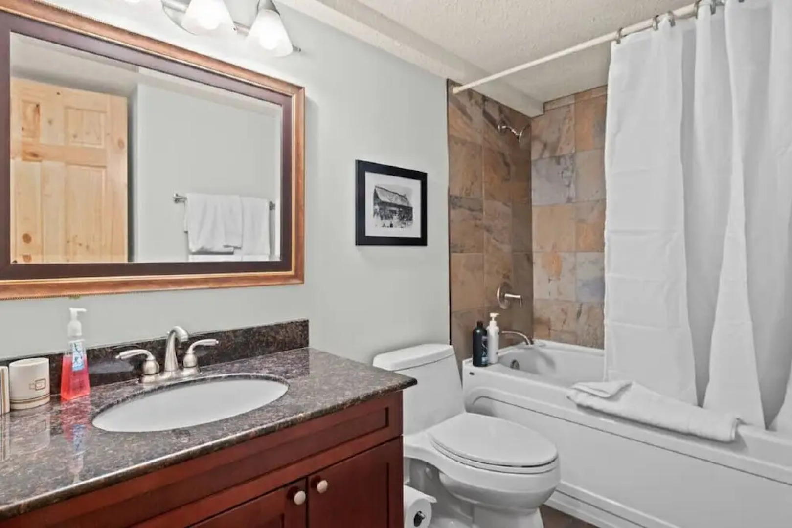 SPACIOUS 3,000 sq2 Luxury Home | PRIVATE Pool & Hot Tub | STEPS to Kinsmen Beach