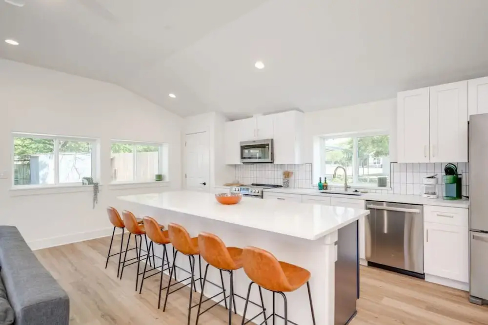 Modern 3 2 two Kings hot tub Fire pit 16min to Wine Trail Nearby Pickleball Courts Pools