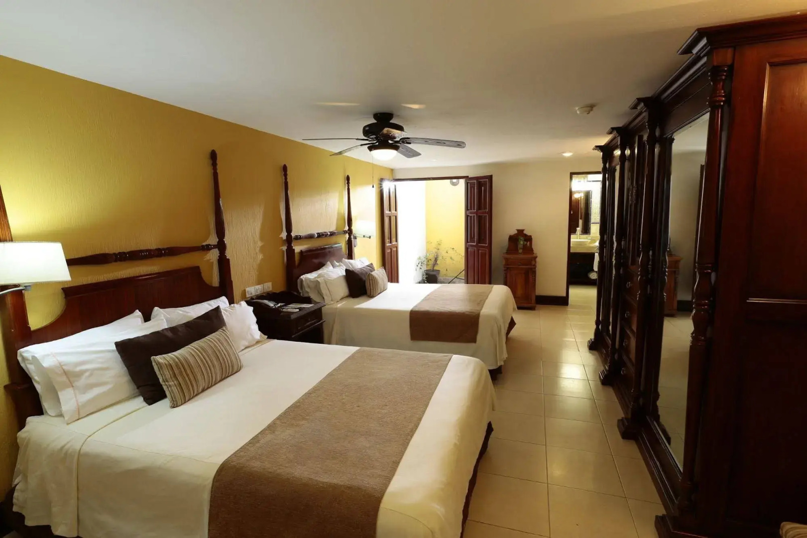 Los Abolengos, Grand Class Casona Hotel