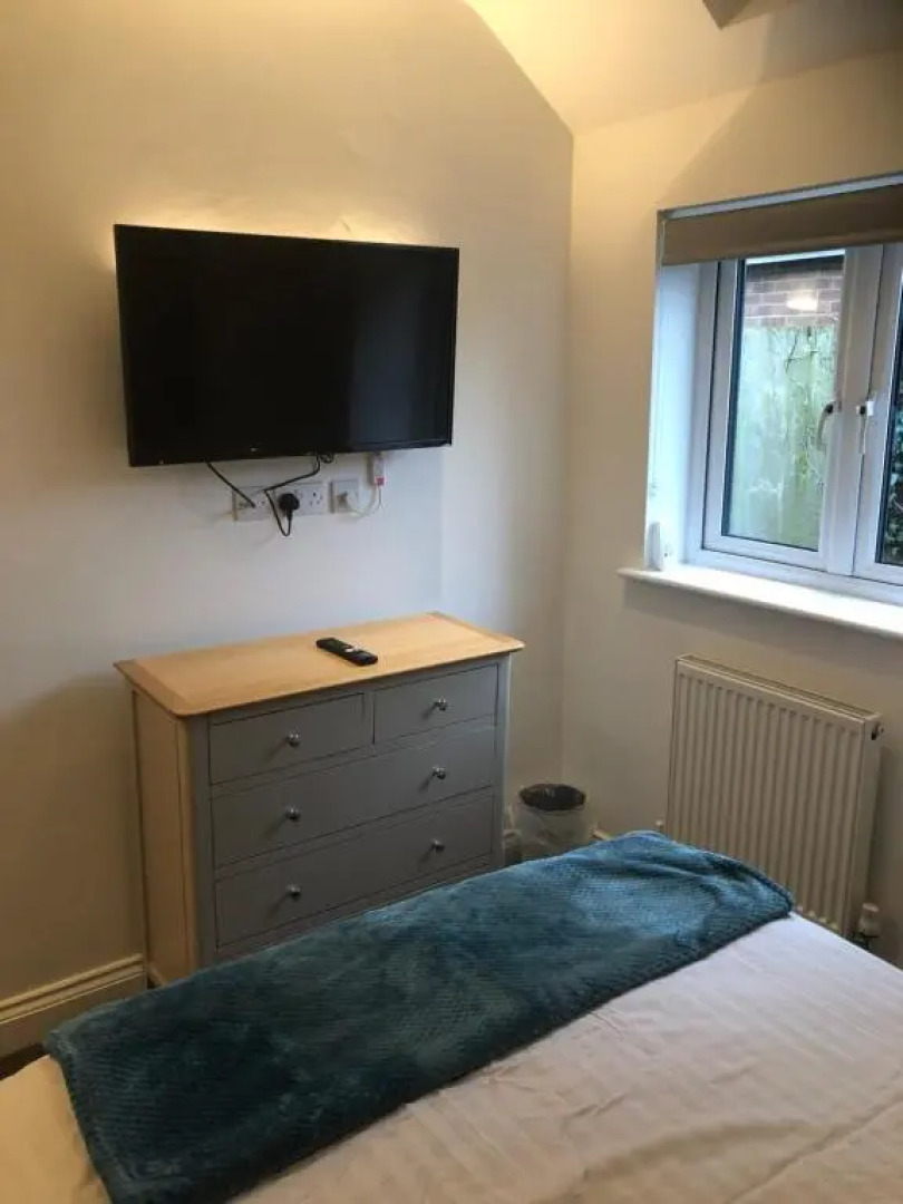 Unique One Bed Contemporary Bungalow Town Centre