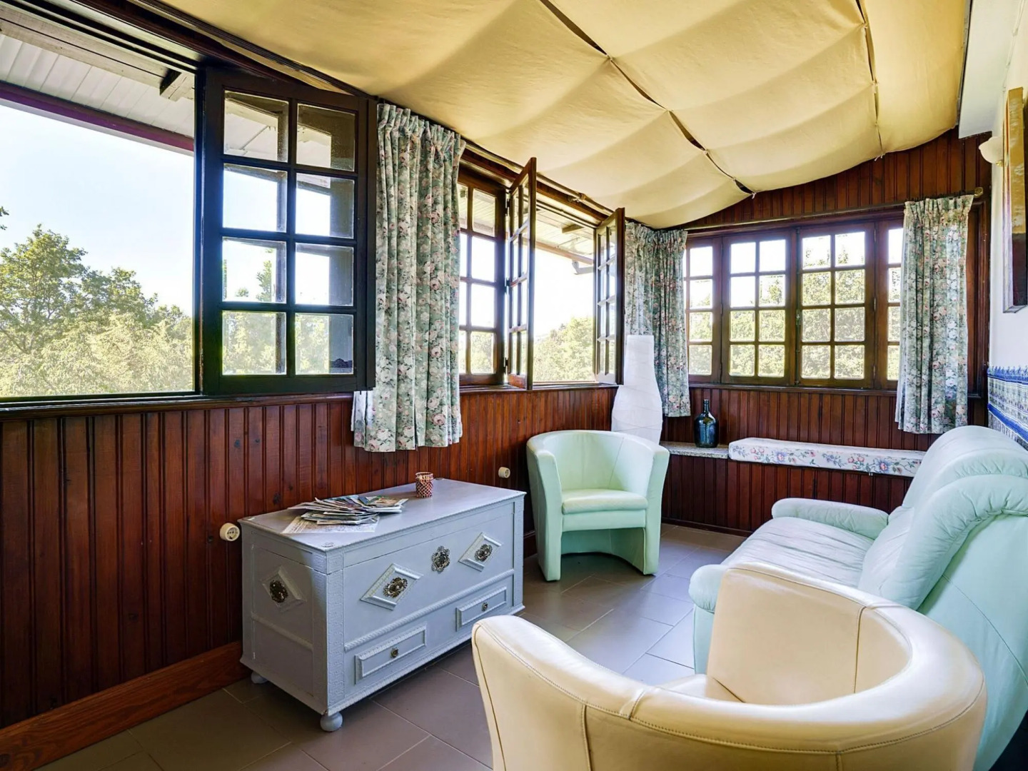 Cottage With Shared Pool