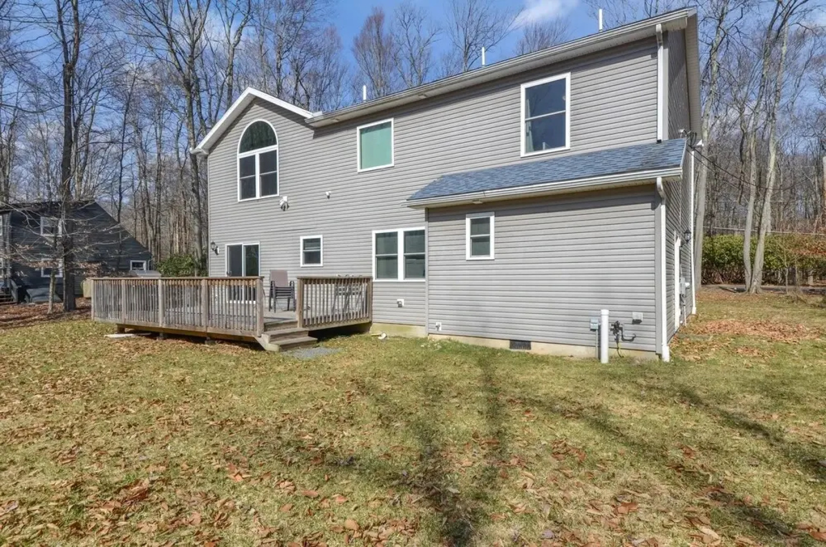 Pocono Retreat: Lake, Firepit, Bbq, Gameroom, Ski 4 Bedroom Home by RedAwning