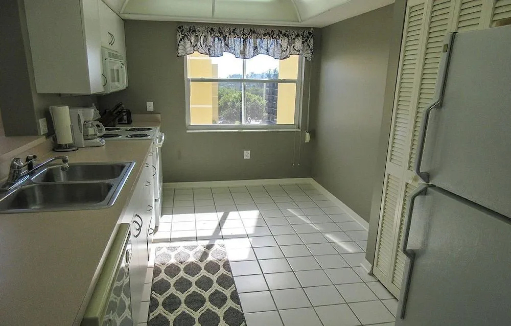 Hibiscus Pointe 564 by RedAwning