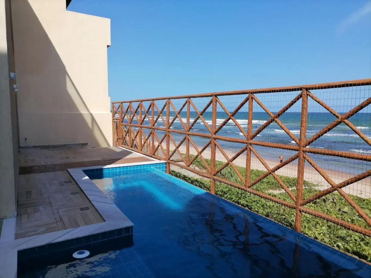 Triplex pé na areia com 3 suítes próximo Salvador