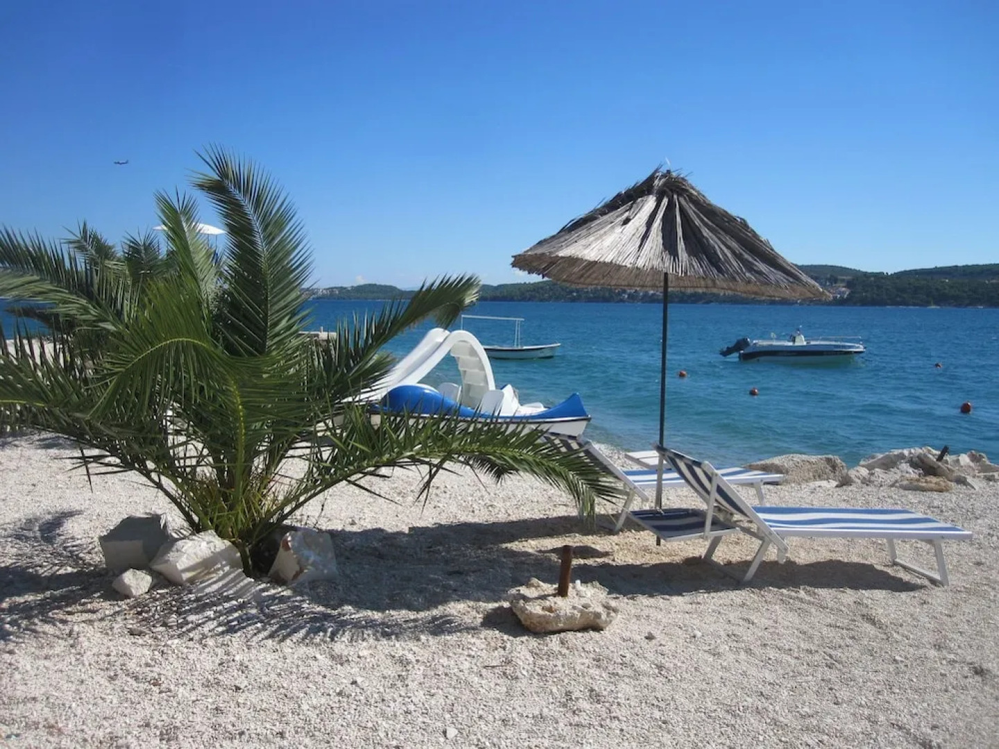 Tidy Apartment With Wifi, 4 km From City of Trogir