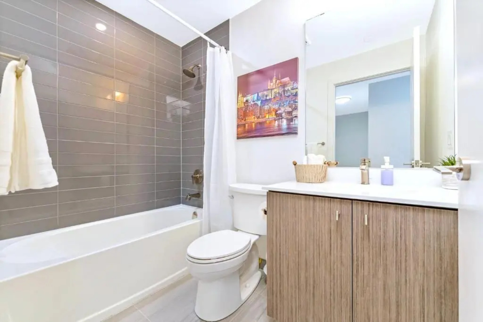 City Views From Your Balcony 1BR w King Bed