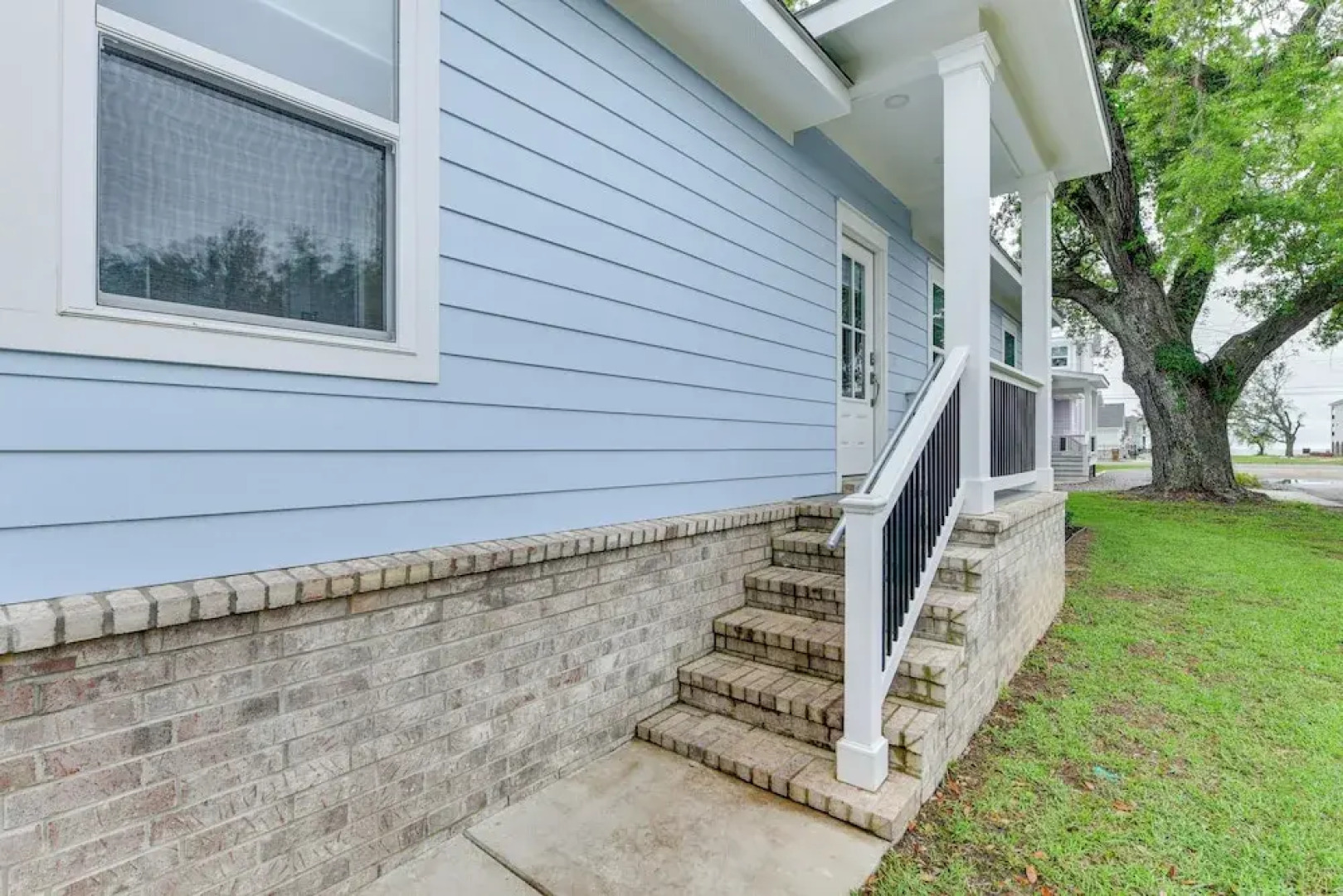 Walk to Beach & Harbor: Dtwn Pass Christian Home