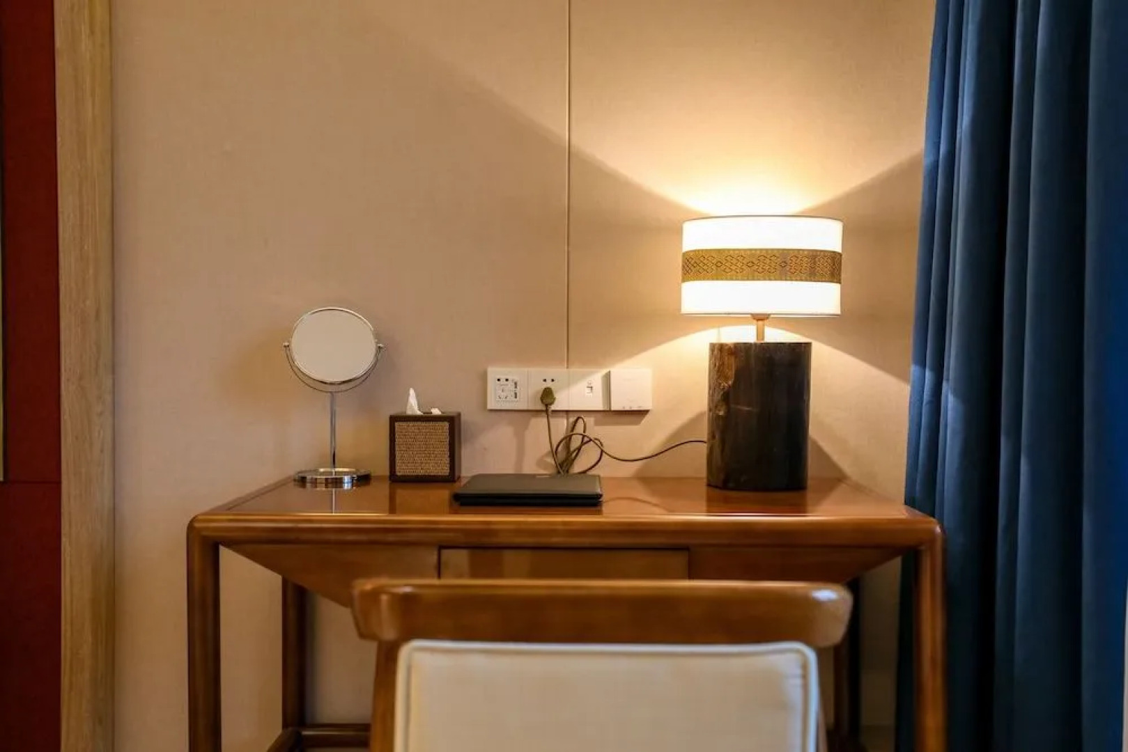 The 5th Meteorite Glory Hotel