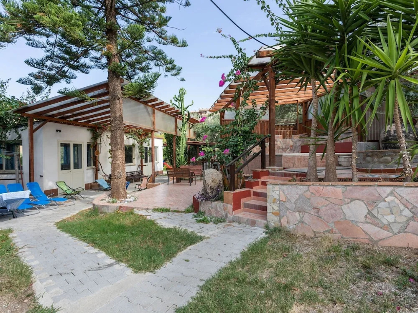 Apartment in a Beautiful Villa, Surrounded by Nature and Near the sea