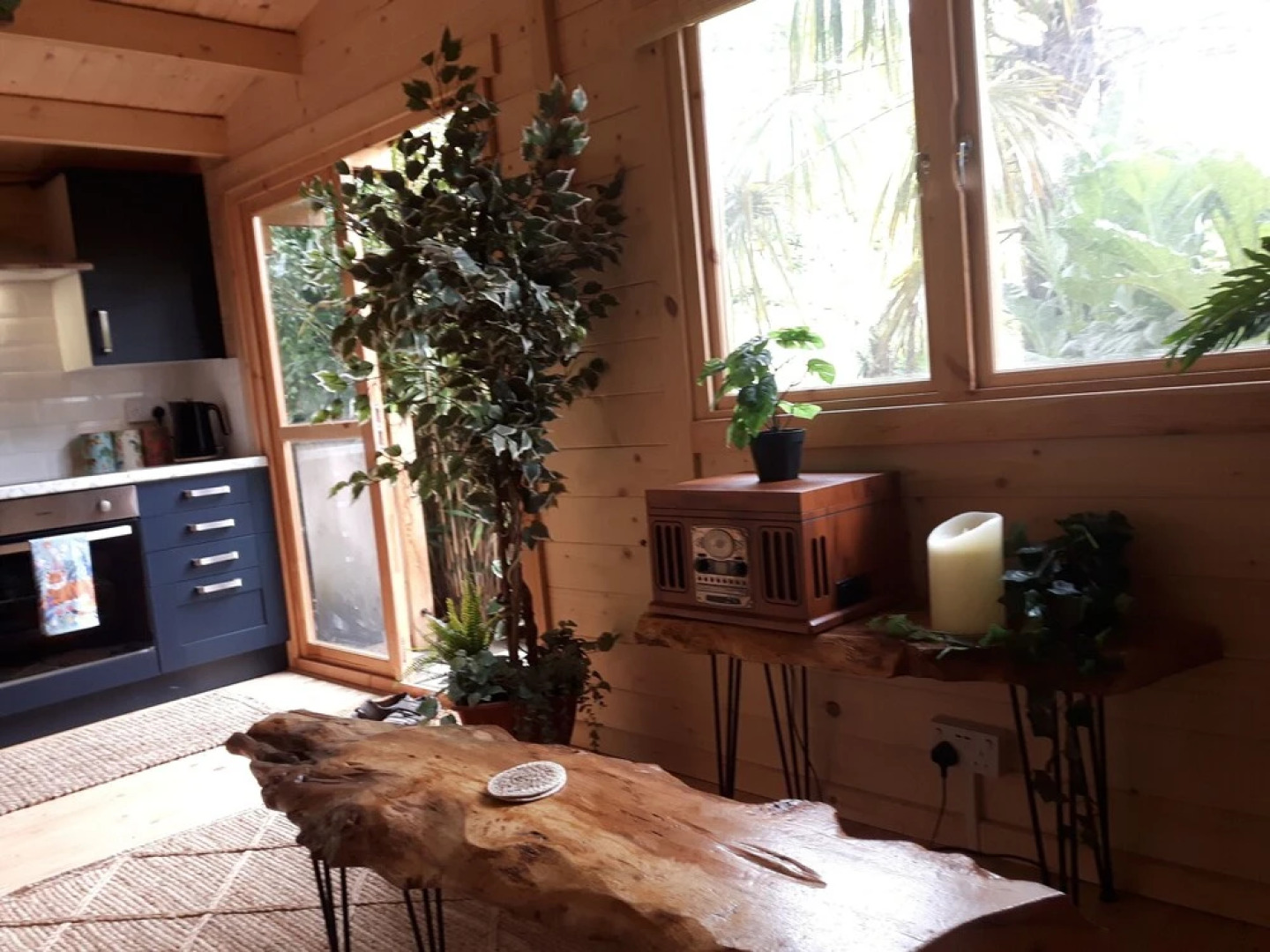 Cabin set in a Beautiful Romantic Tropical Garden