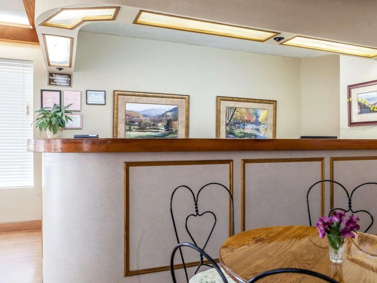 Econo Lodge Inn & Suites On The River