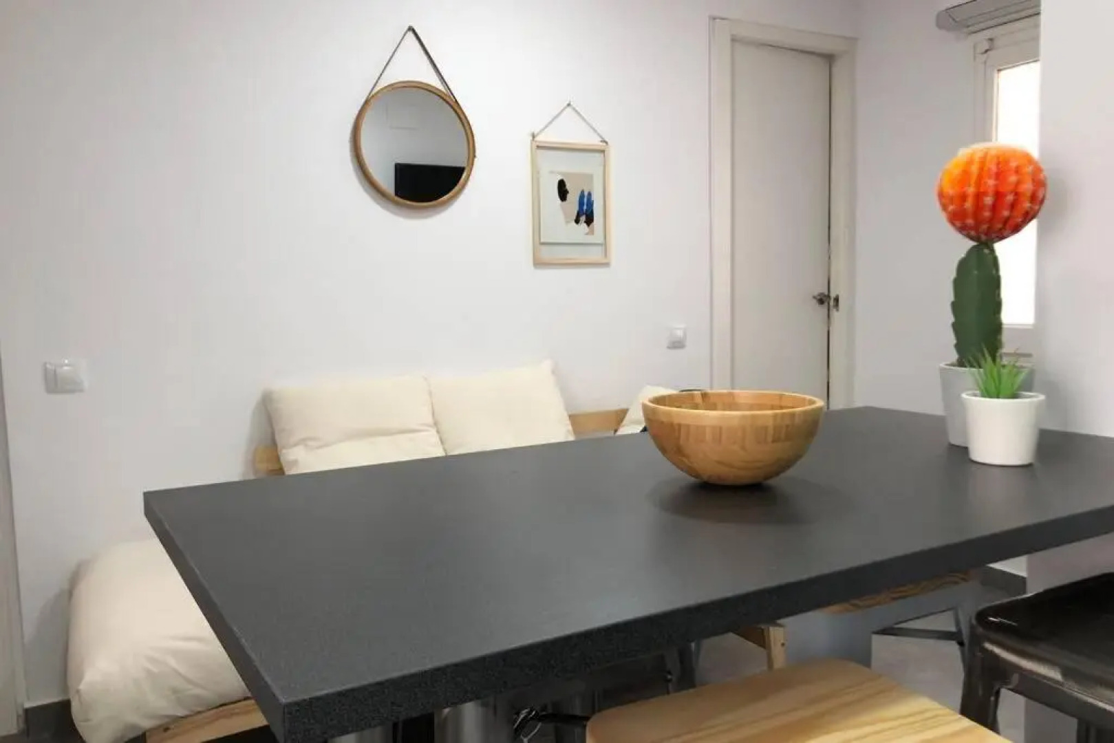 M4 Cool Terrace. 1 min to metro. 15 min to center