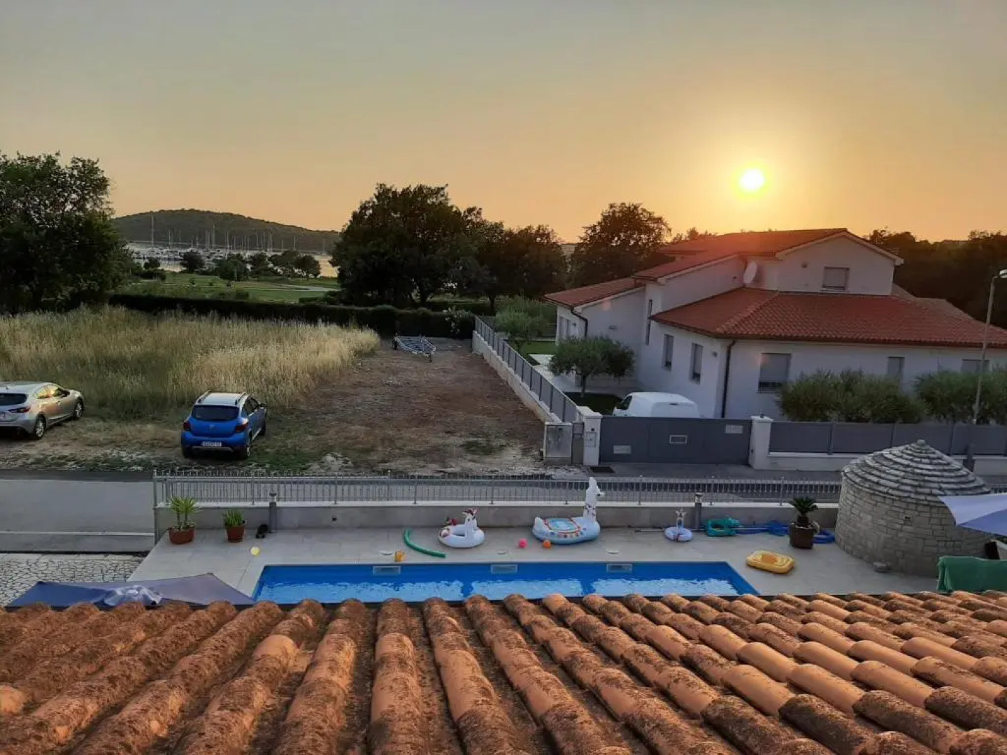 Nice, cosy studio apartment with shared outdoor pool