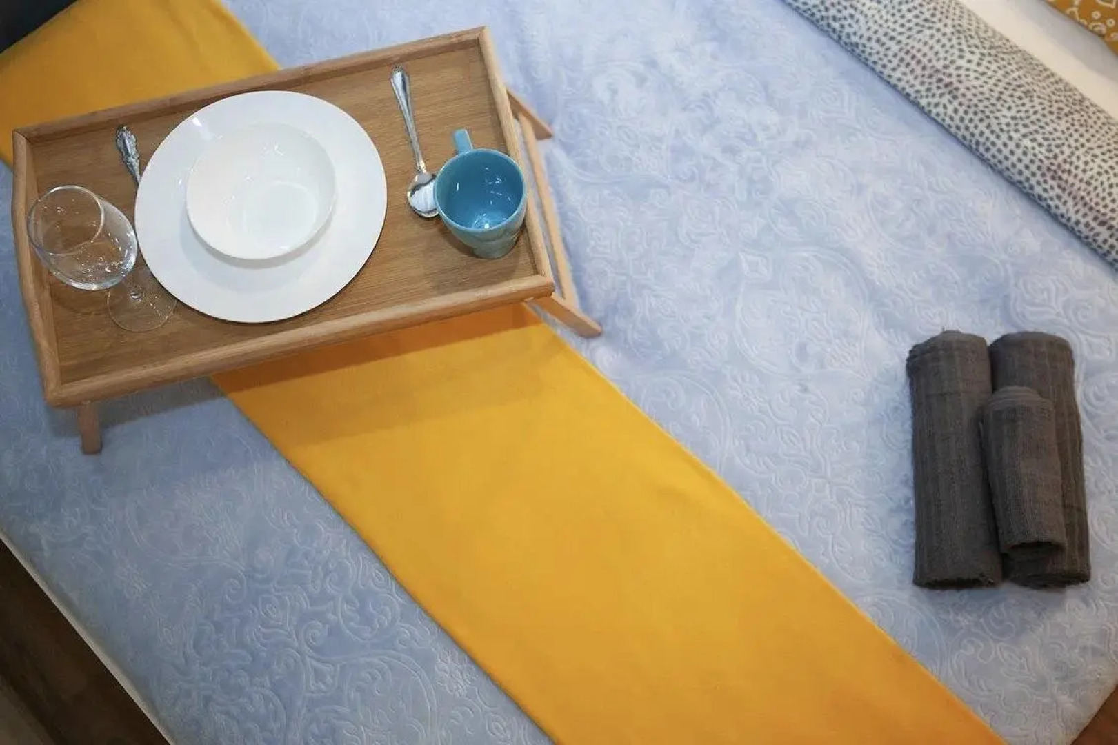 Диван и чемодан на улице Сибиряков-Гвардейцев