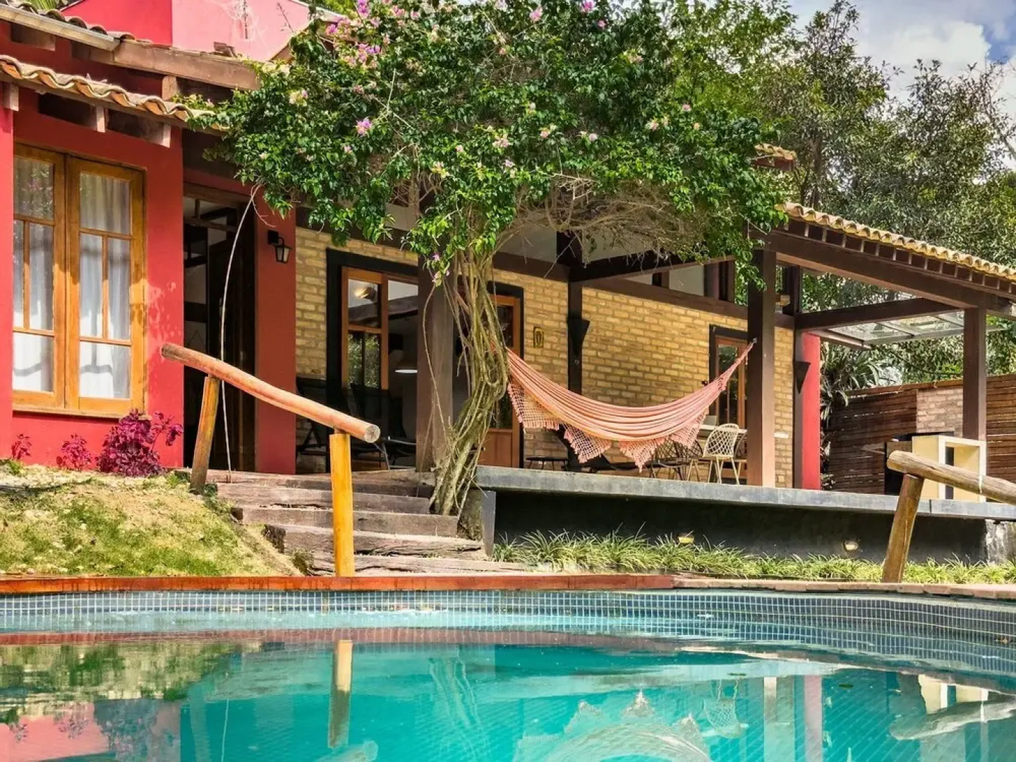 Casa com Piscina Privativa e Natureza – Granja Viana, São Paulo