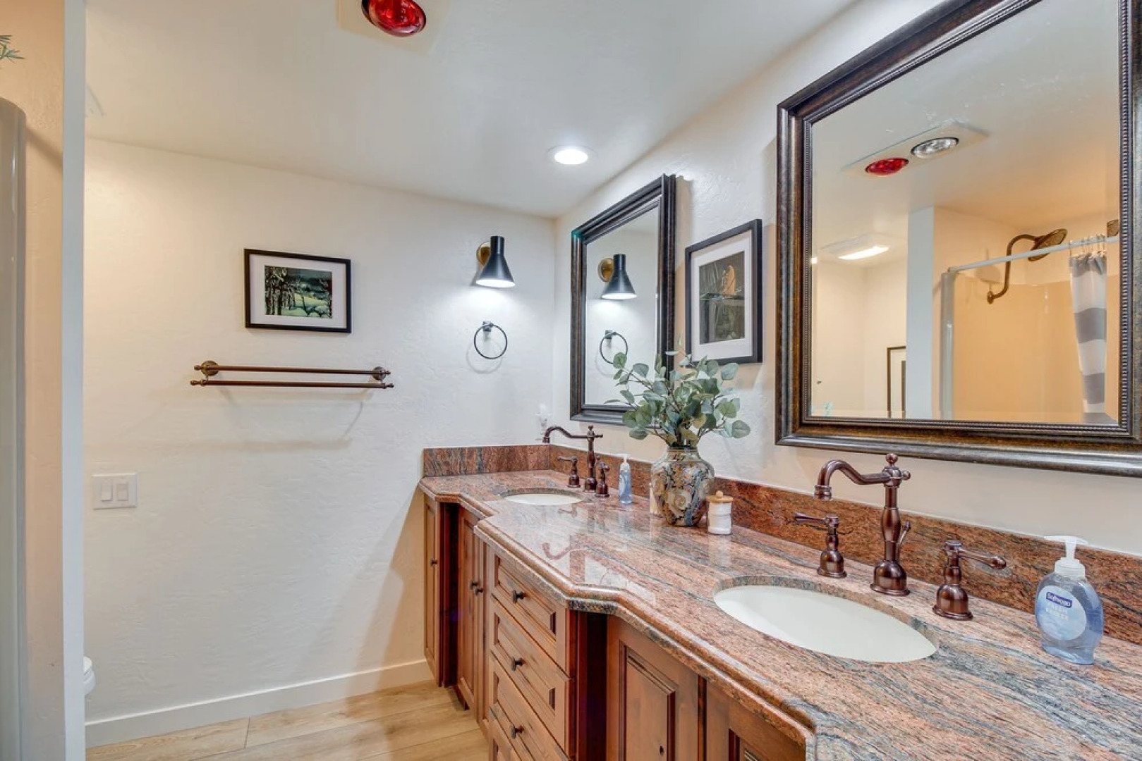 Pinetop Cabin w/ 2 Fireplaces & Hot Tub!