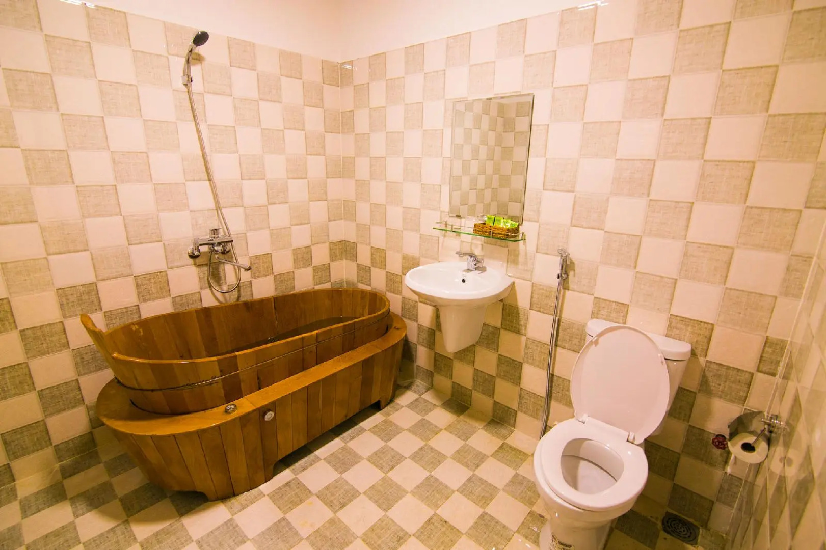 Phuong Dong Hotel & Apartment