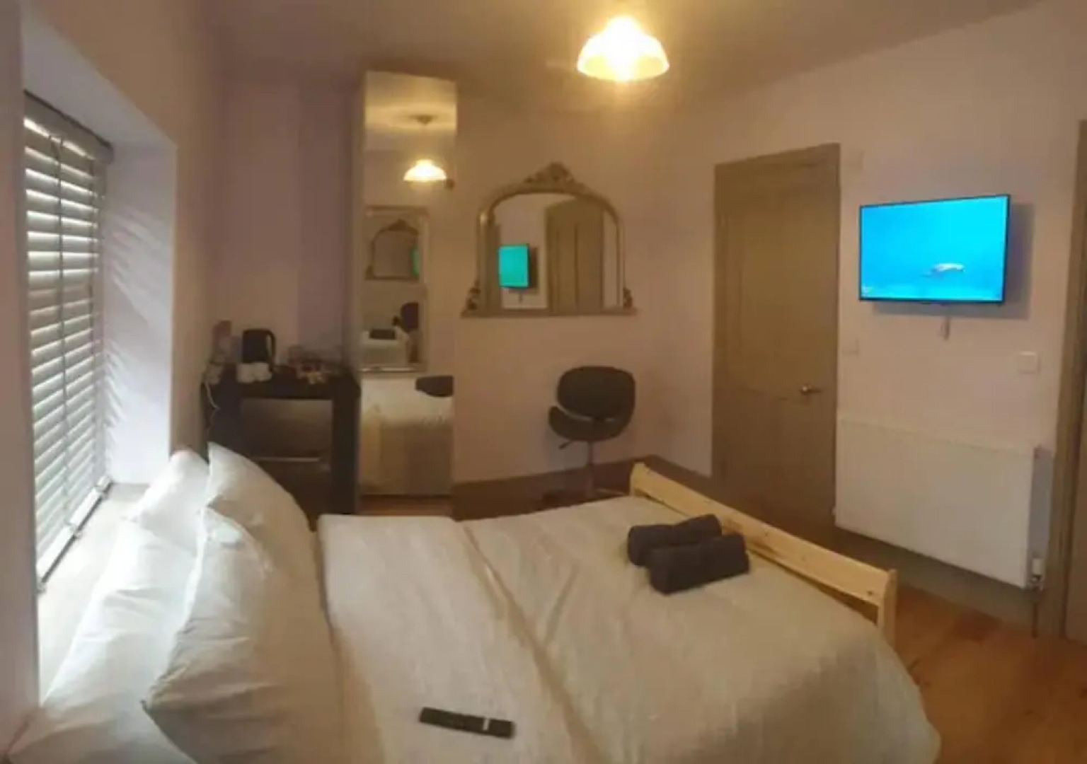 Buck - En-suite Room in Canalside Guesthouse