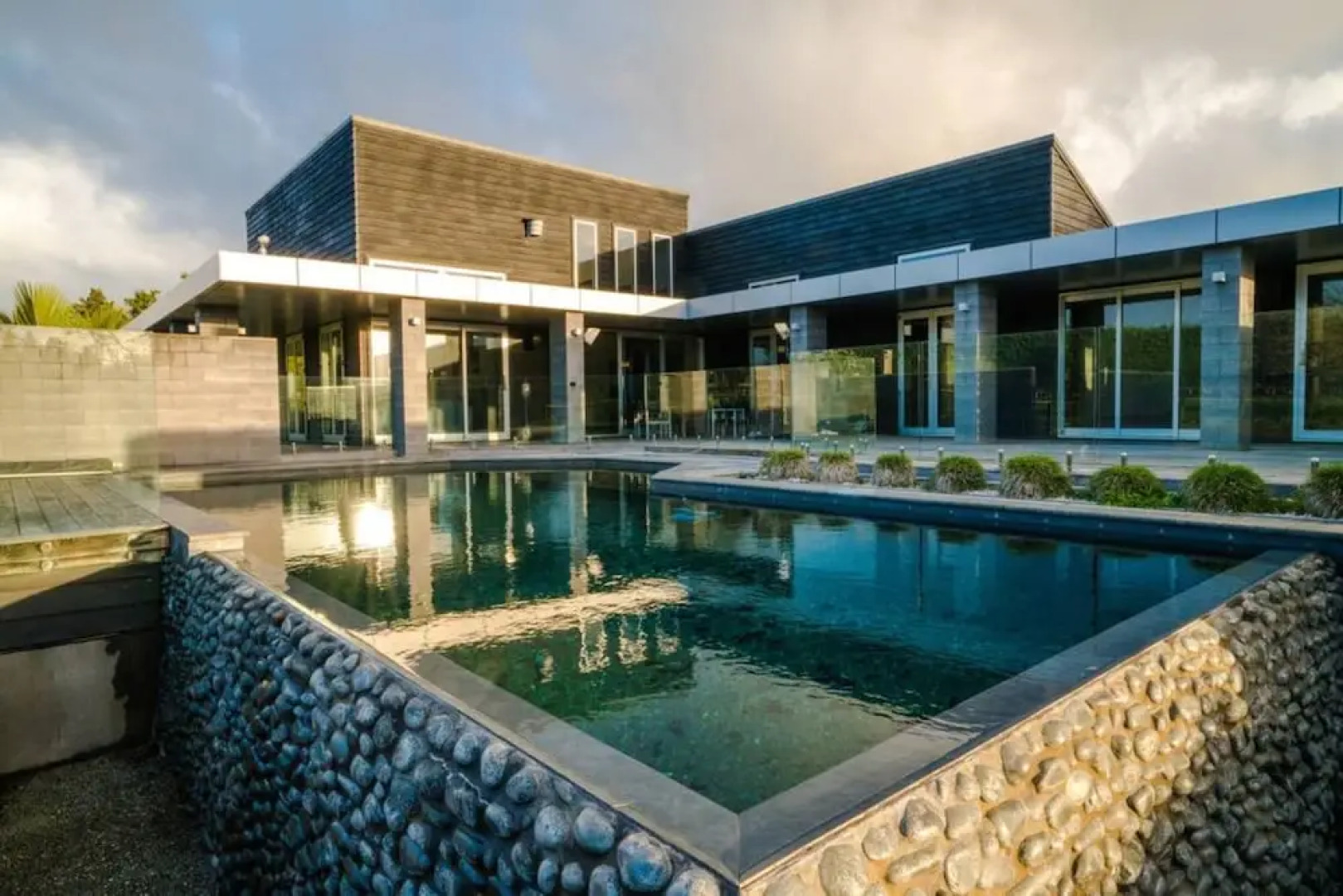 Karaka Luxury Vacation Home with Pool