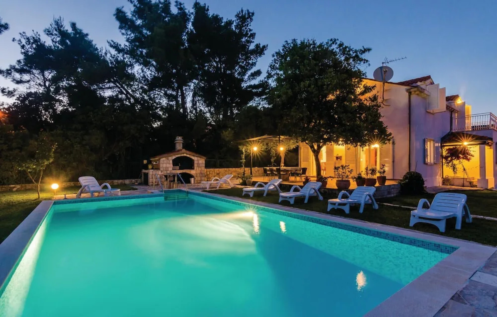 Stunning Home in Mocici With Wifi and 4 Bedrooms