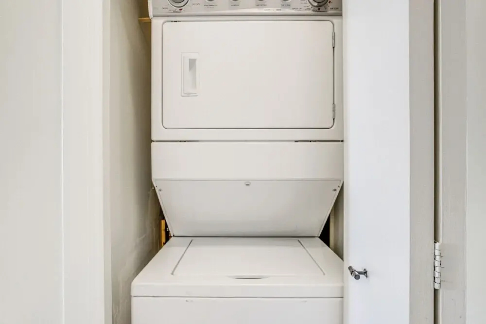 Porch & Water Views: Getaway in Mallard Lakes