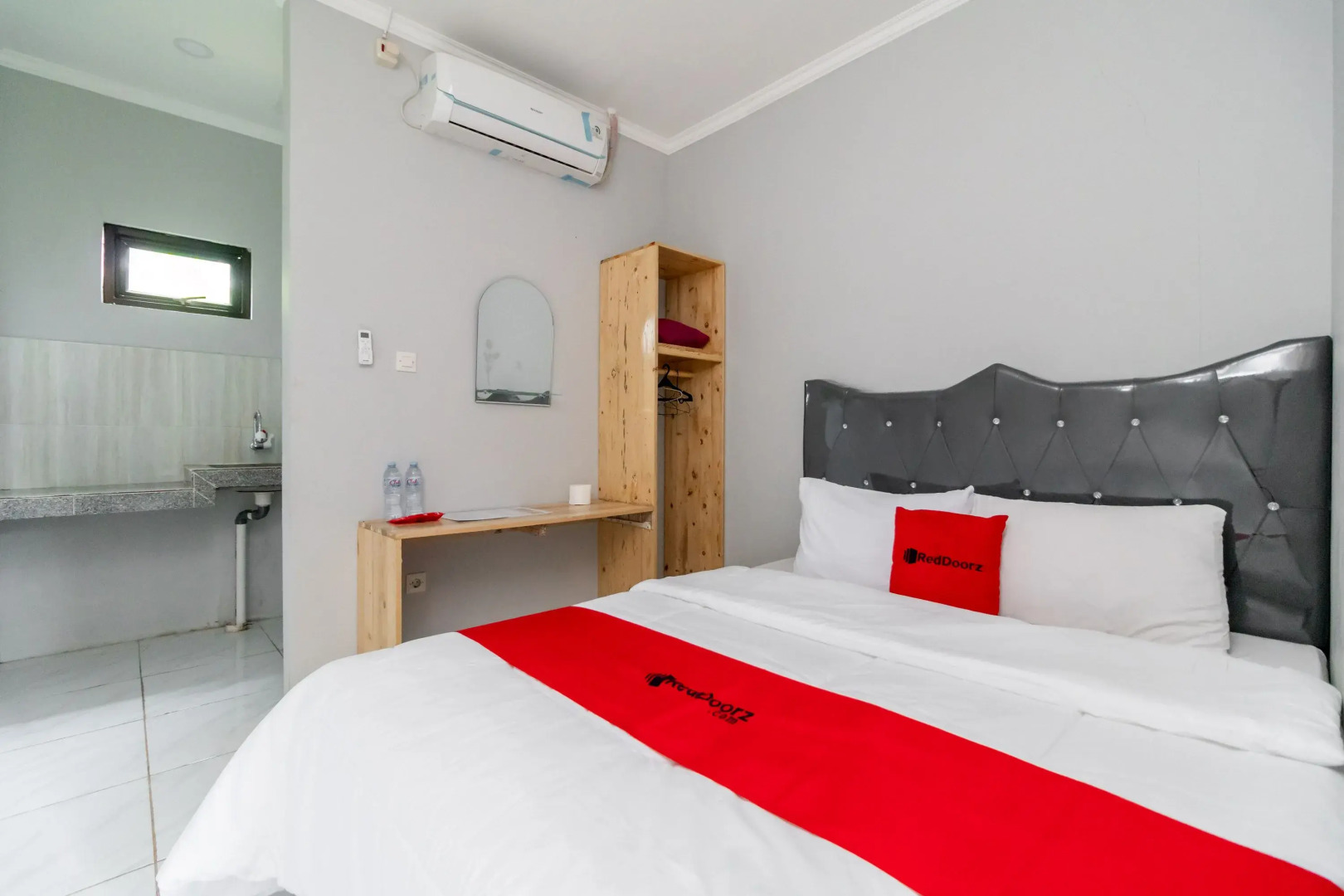 RedDoorz Plus Near Jungeland Sentul