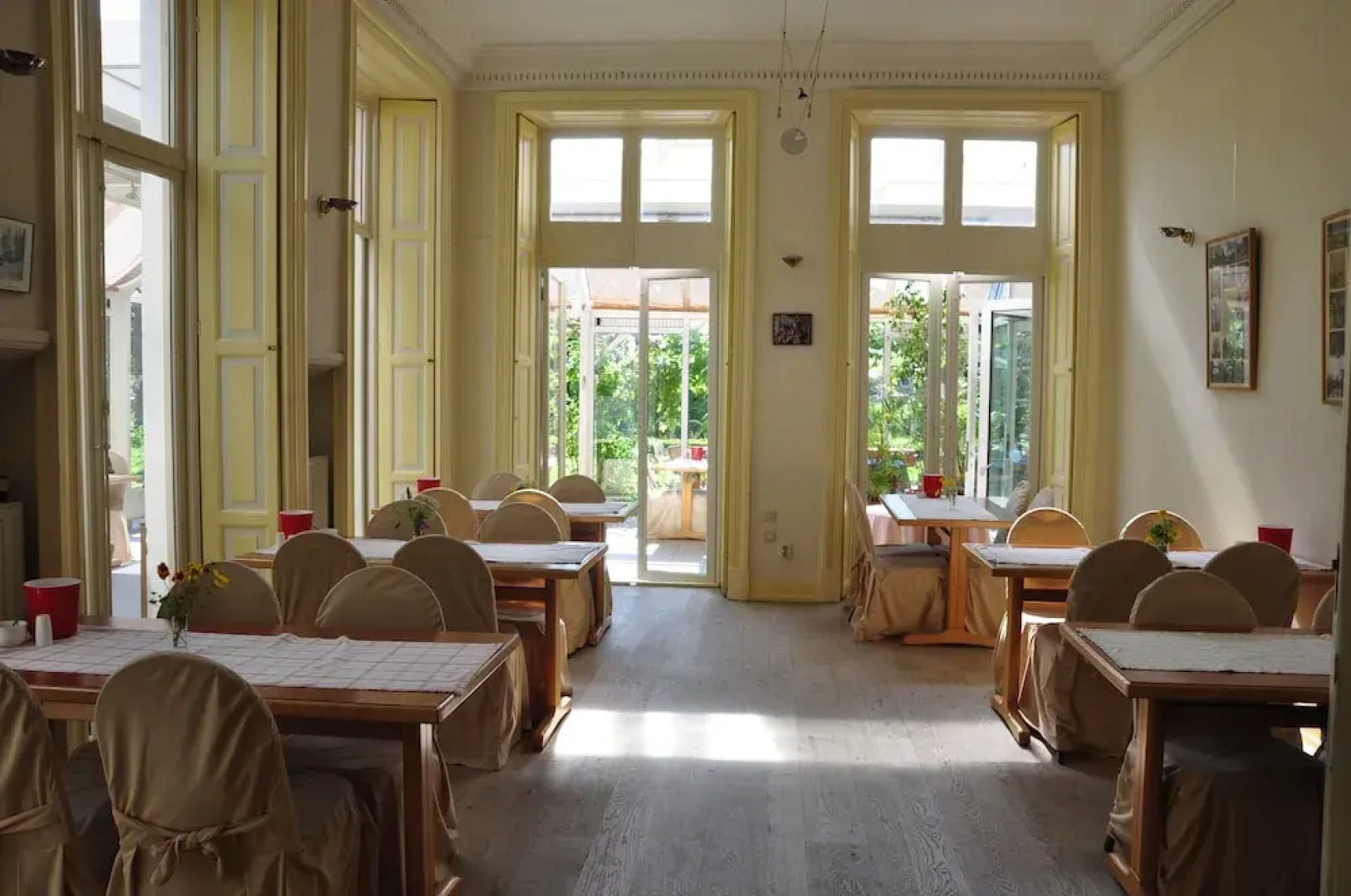 Green White Hotel Restaurant