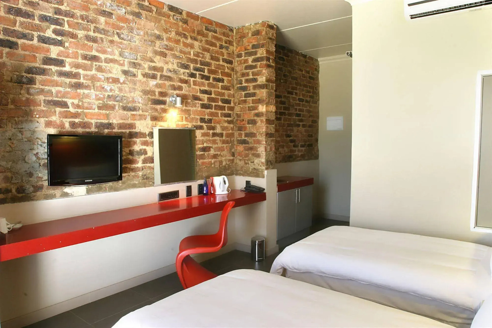 Life Hotel - The Aviator