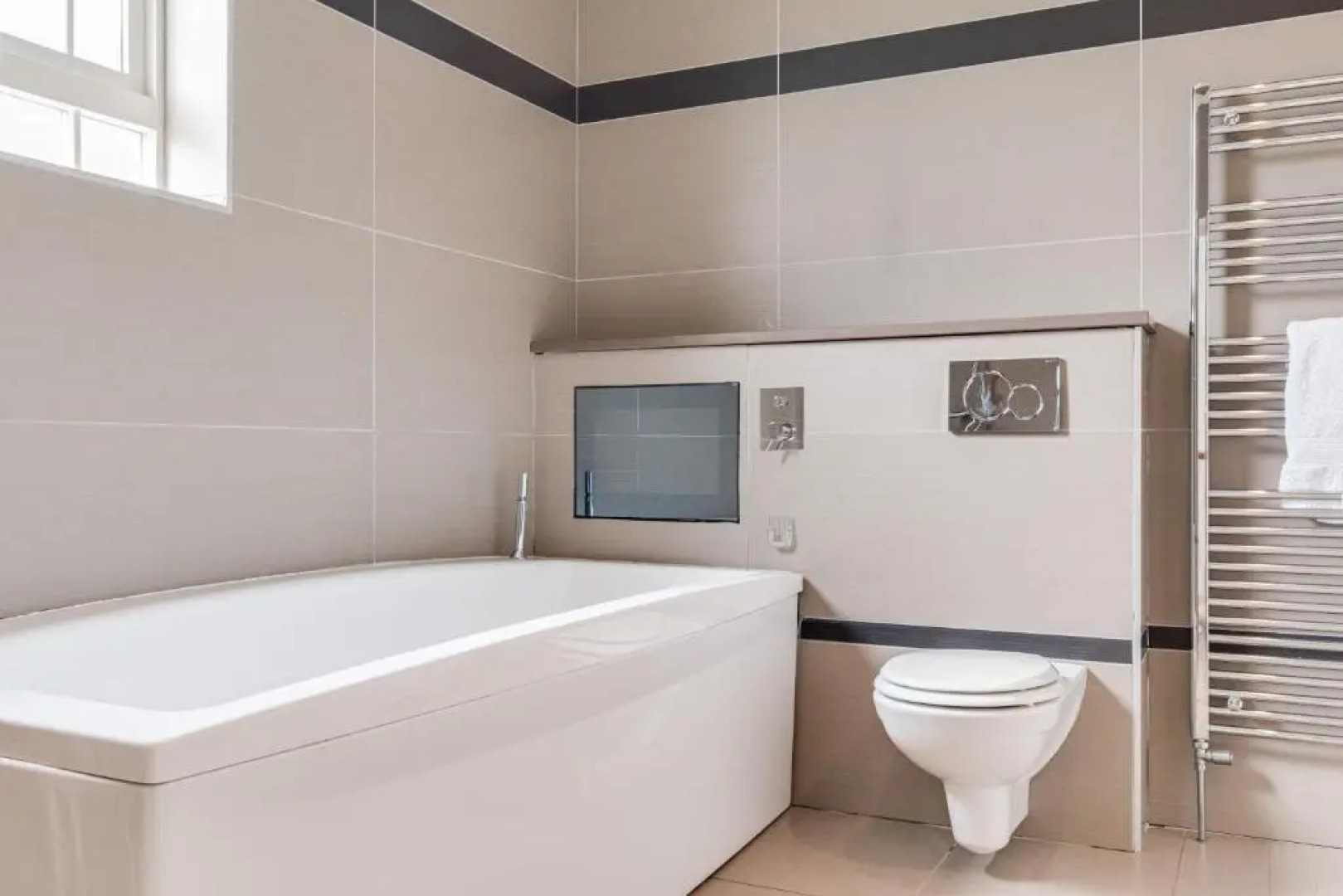 Modern, luxury suites with private bathrooms close to city centre
