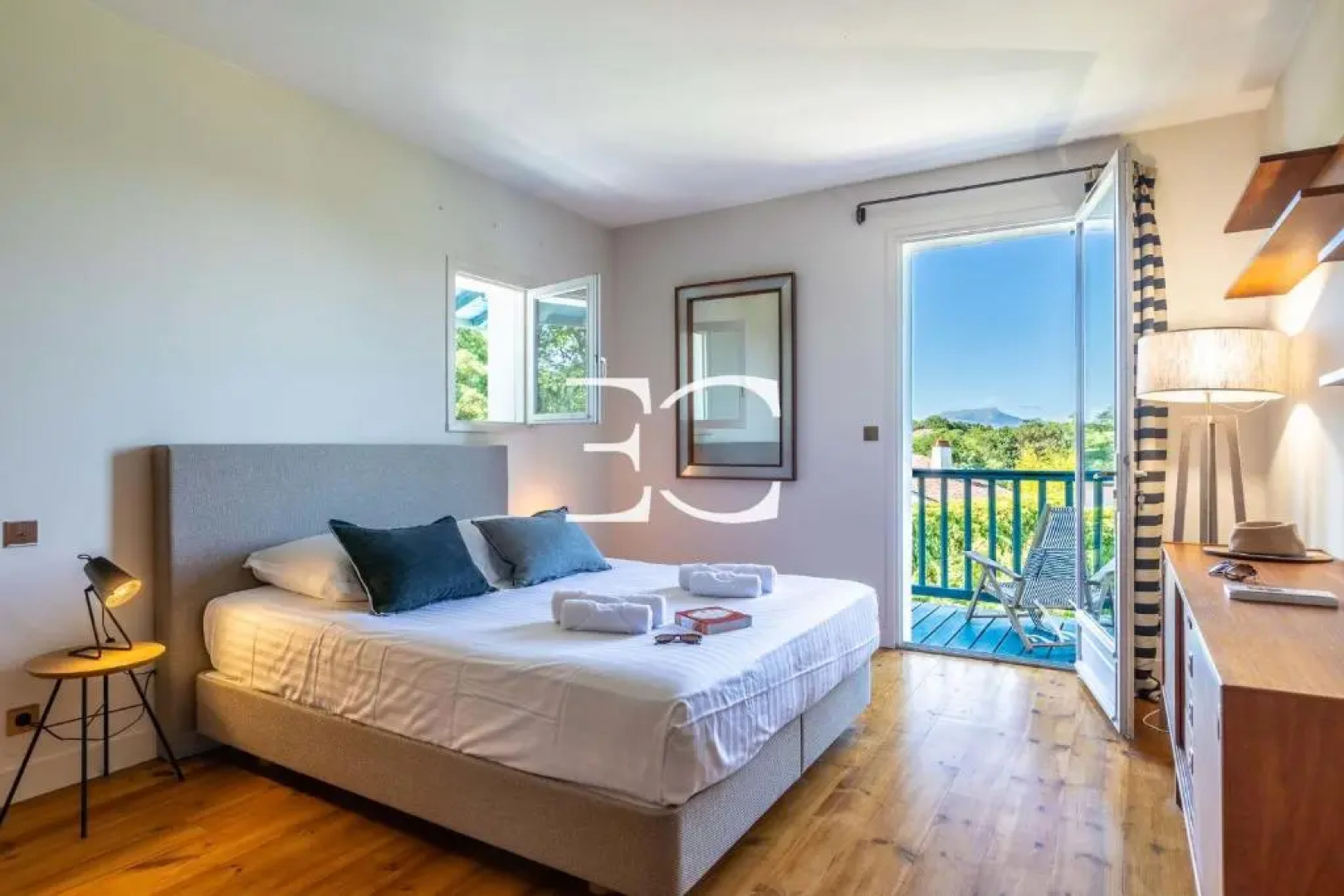 Easy Clés- Splendid 8 bedrooms property & pool