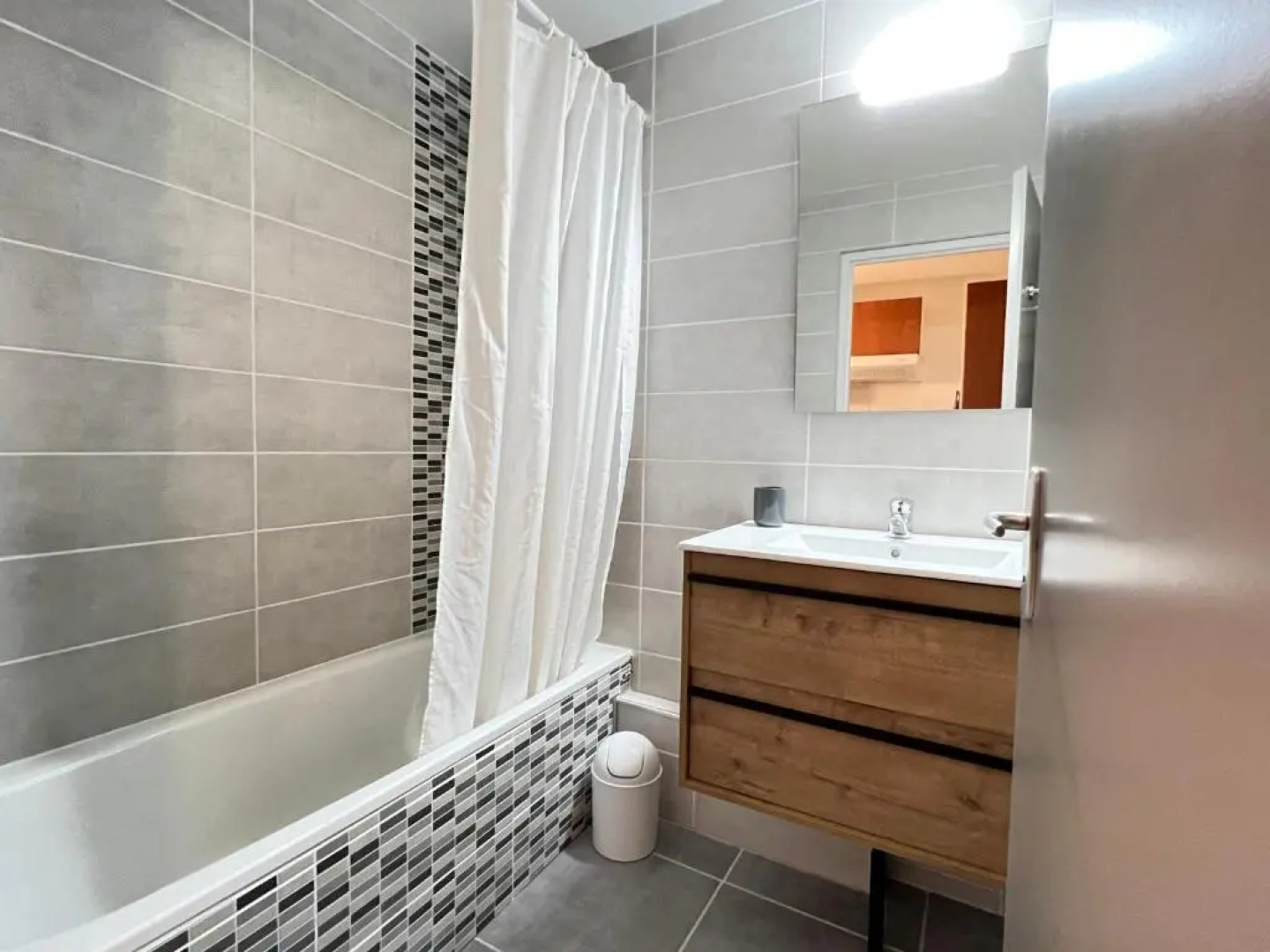 T2 + alcôve. Balcon. Parking couvert. Piscine été.