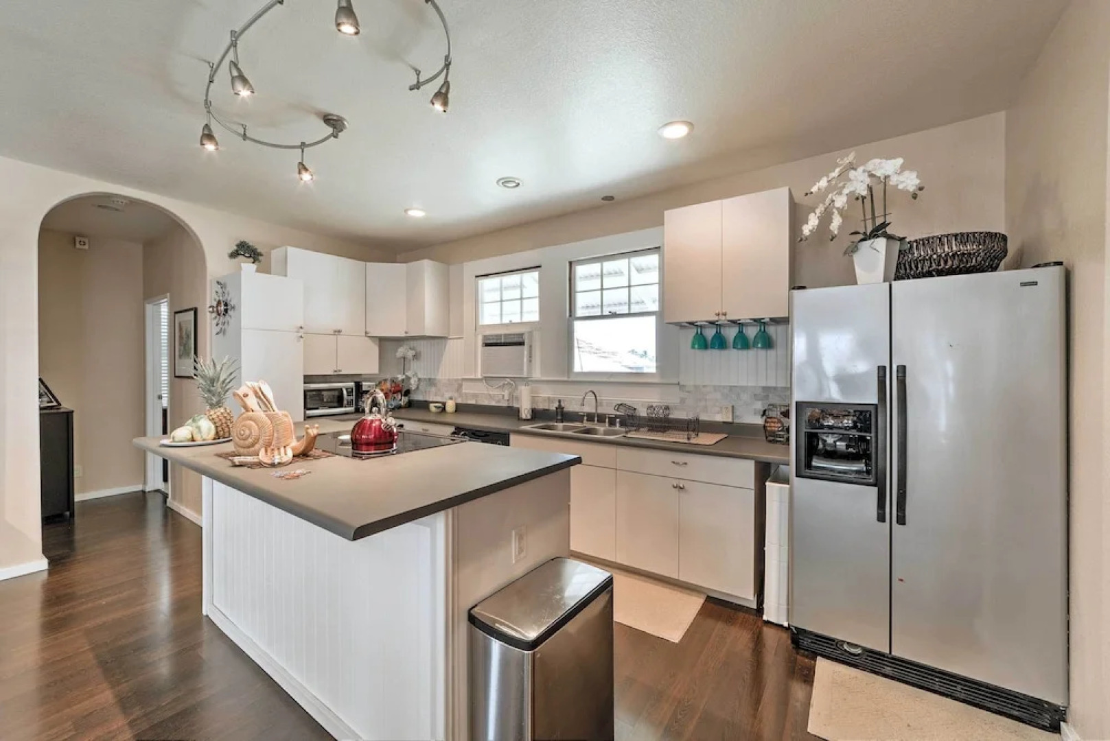 Hawaiian Hideaway w/ Yard < 2 Miles to Hilo Bay!